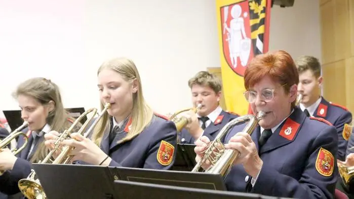 Von einer musikalischen Klangwolke umhüllt war am Freitag die kleine Ortschaft Launsdorf in der Gemeinde St. Georgen. Die Feuerwehrmusik lud zum Kirschblüten-Konzert in den örtlichen Kultursaal.