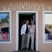 Petra Schlacher und Brigitte Töglhöfer haben dem alten Kaufhaus in Pöllauberg neues Leben eingehaucht und eine kleine Galerie hinter die Schaufenster gesetzt