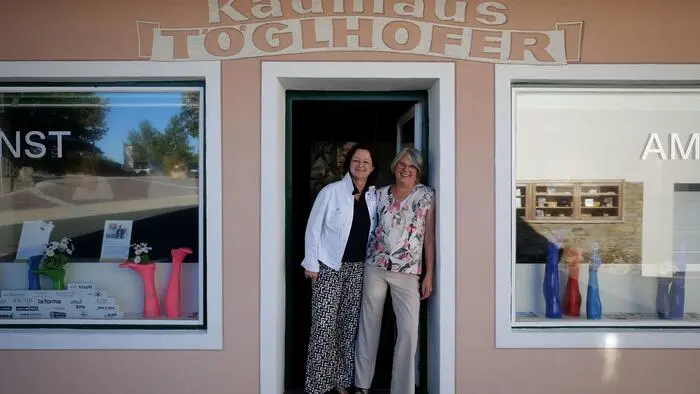 Petra Schlacher und Brigitte Töglhöfer haben dem alten Kaufhaus in Pöllauberg neues Leben eingehaucht und eine kleine Galerie hinter die Schaufenster gesetzt