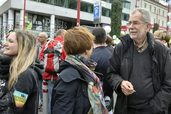 Am Nachmittag kamen den Organisatoren zufolge Zehntausende Menschen zur Demonstration "Flüchtlinge Willkommen!".