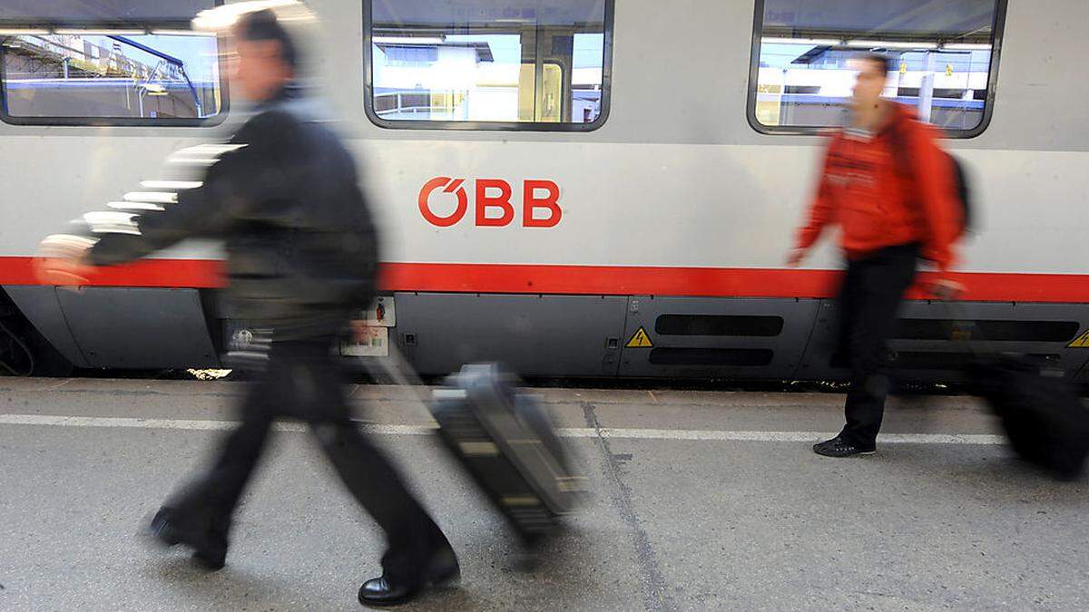 Bahnreisende müssen auf Busse umsteigen