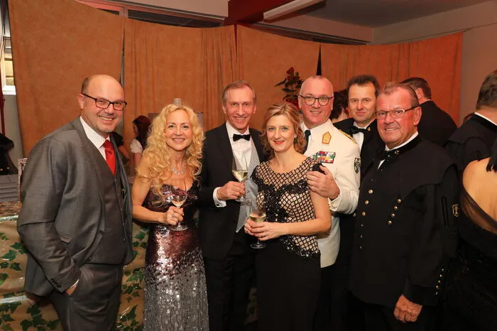 Organisiert vom Kulturreferat des Arbeiter- und Angestelltenbetriebsrates der Voestalpine Donawitz unter der Federführung von Franz Jantscher, der den Ball seit zwölf Jahren organisiert, tanzten die Damen und Herren zur Musik von „Smash“, „Herzkraft“ und „2er-Beziehung“ über das Parkett.