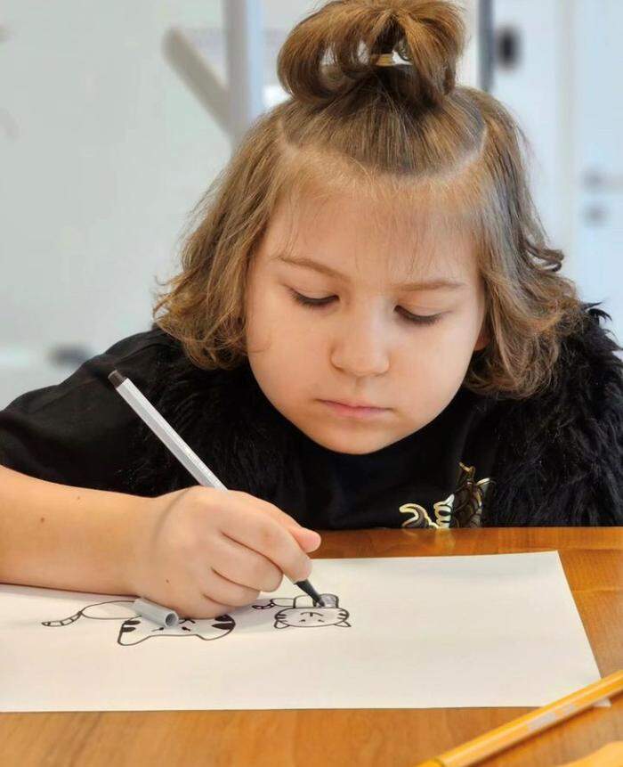 Lina zeichnet gerne. "Sie ist sehr kreativ", sagt ihre Mama