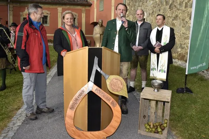 Dicht gedrängt warteten die Wanderer am Kichplatz auf den Start nach den Begrüßungsworten von Christine Schwetz und Hans Jürgen Pailer vom Tourismusverband Naturpark Pöllauertal