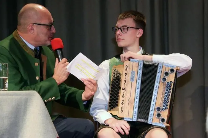 ... und der Einheimische Simon Gspurning auf seiner Harmonika. Durch das Programm führte in seiner bekannt humorvollen Art Pauli Reicher. 