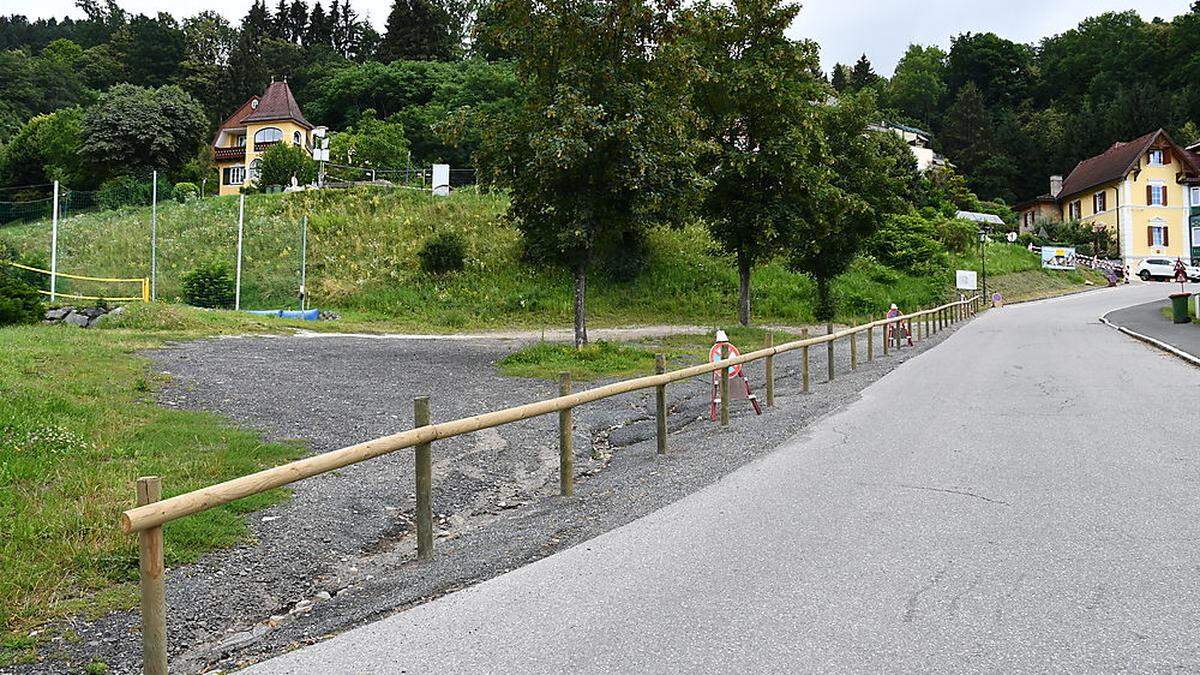 Die Fläche an der Alexanderhofstraße wurde mit einem Zaun gesperrt