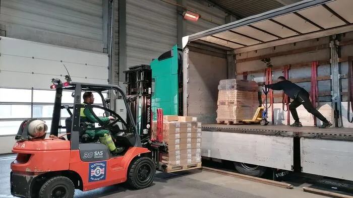 Beladung des Lkw mit Hilfsgütern in Leibnitz