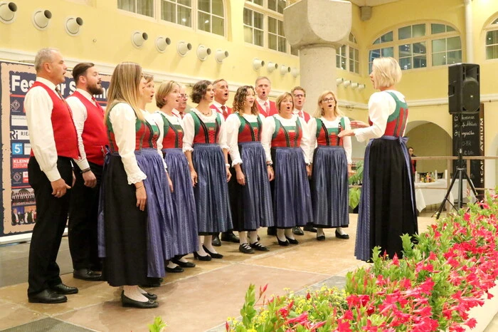 Mitgewirkt haben: „Doppelsextett Velden“ (Leitung Nicole Dullnig), ...  