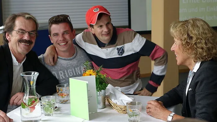 Auf Augenhöhe im Vorjahr in der HBLA: Helmuth A. Ploschnitznigg, Betreuer Philipp Tatschl, Sim-Künstler Stefan Felfer, Küchenleiterin Karoline Pototschnig 