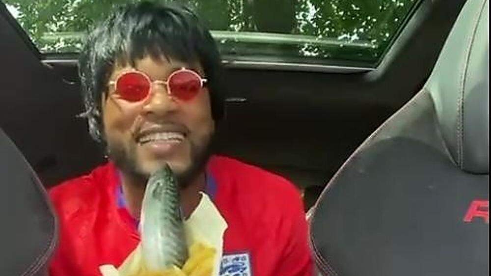 Patrice Evra mit England-Trikot und Fisch in der Hand
