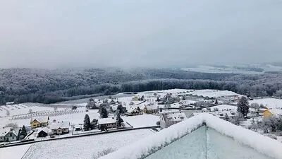 Ausblick vom verschneiten St. Anna am Aigen. Der Bezirk Südoststeier präsentierte sich am Donnerstag ganz in Weiß.