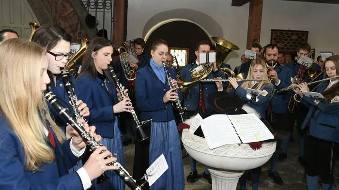 Die Trachtenkapelle Seeboden mit Kapellmeister Gerald Schwager umrahmte die Messe in der Seebodener Filialkirche St. Wolfgang.