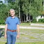 Pfarrer Martin Müller vor dem Atrium mit Labyrinth