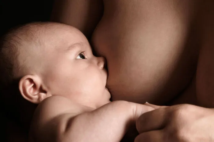 Gestillte Kinder haben seltener Allergien, da ihr Immunsystem durch die Mutter an die Lebensumwelt angepasst ist. Gestillte Kinder werden im Erwachsenenalter auch seltener übergewichtig.
