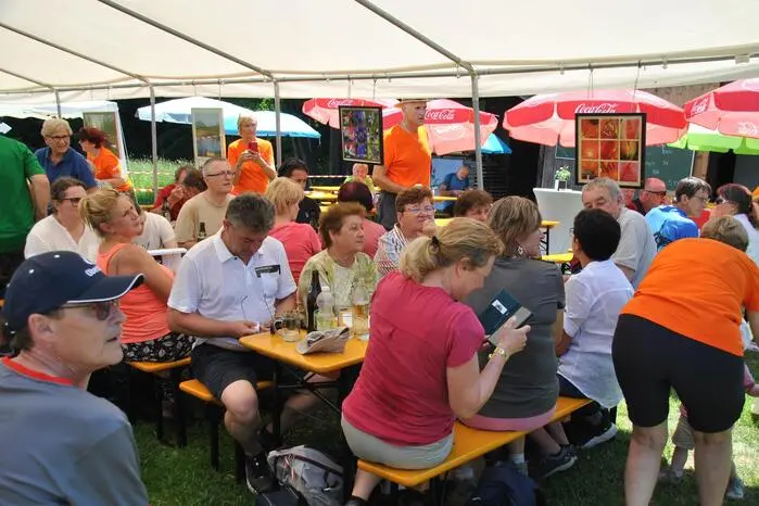 Die sommerliche Hitze hielt die zahlreichen Besucherinnen und Besucher ebenso wenig von einem Ausflug auf den Berg ab wie das verlockende Badewetter.