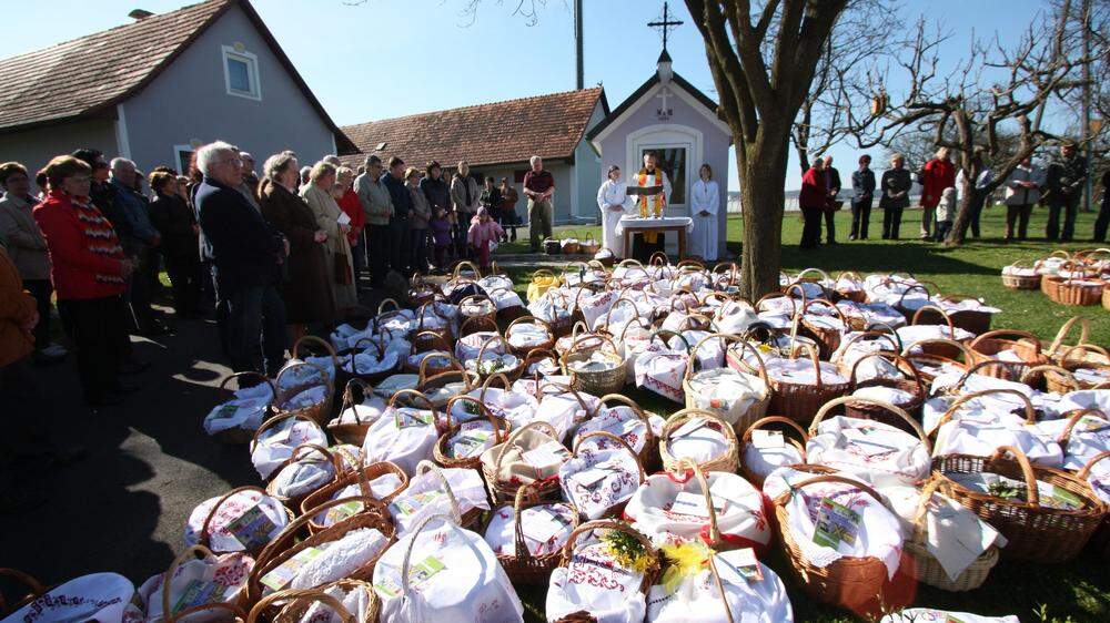 Am Karsamstag ist es Brauch – wie hier in Mühldorf – die Osterspeisen zu segnen