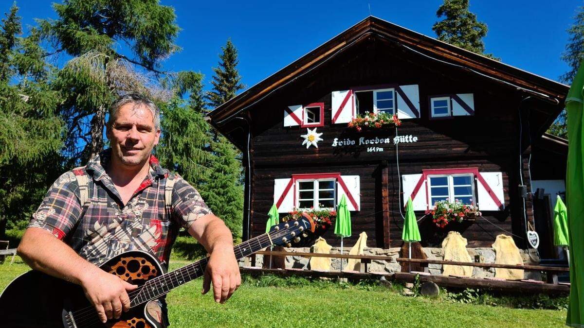 Thomas Krabath darf künftig ganz offiziell auf der Frido-Kordon-Hütte musizieren