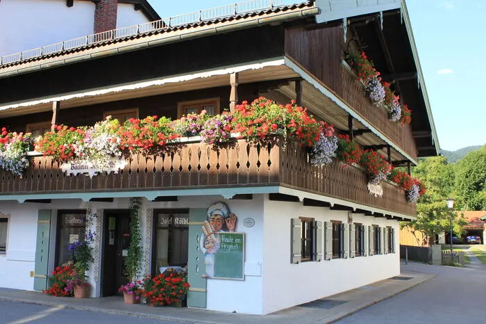 Auch im lieblich gestalteten Ort ist alles traditionell: Es gibt unter anderem fünf Metzger, etliche Bäckereien, Kaffeehäuser, Tischlereien und jede Menge anderer Handwerke...