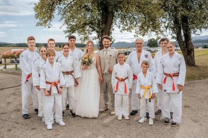 Das Brautpaar zusammen mit dem Judoteam