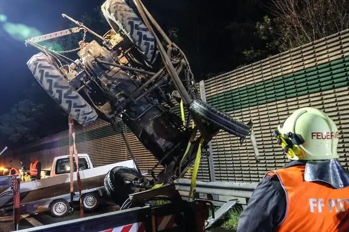 Die alarmierte Feuerwehr Pitten räumte die Unfallstelle.