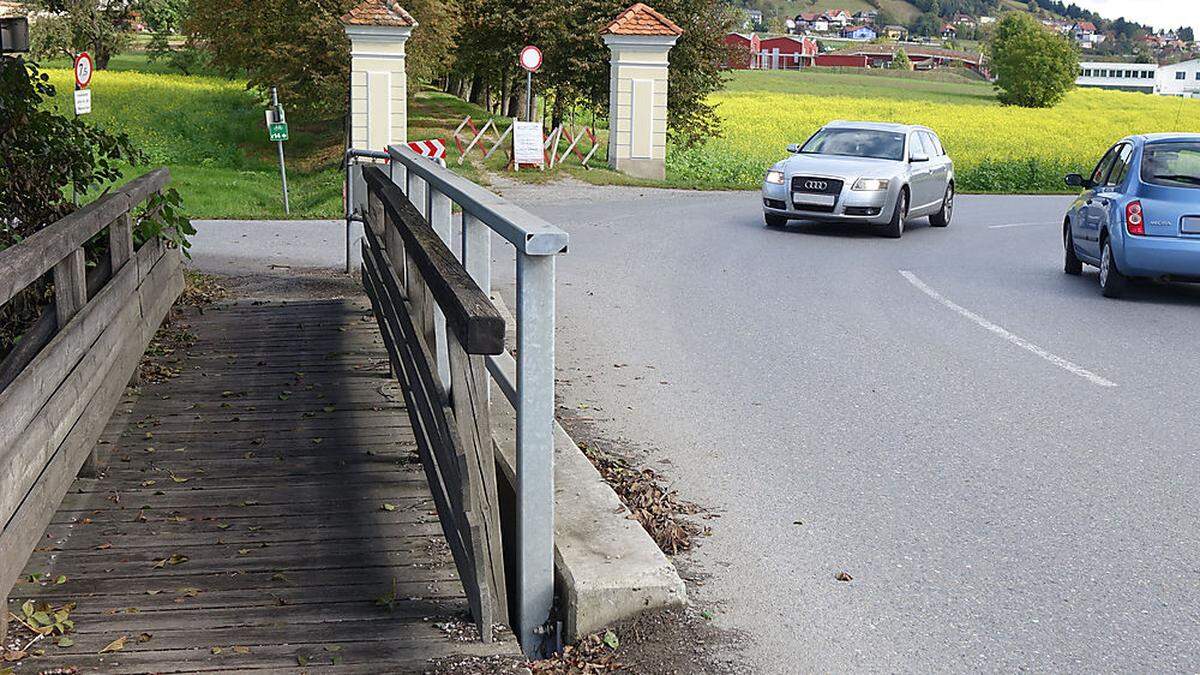 Der Gehsteig von Weiz kommend endet nach der Brücke, die folgende Allee ist gesperrt