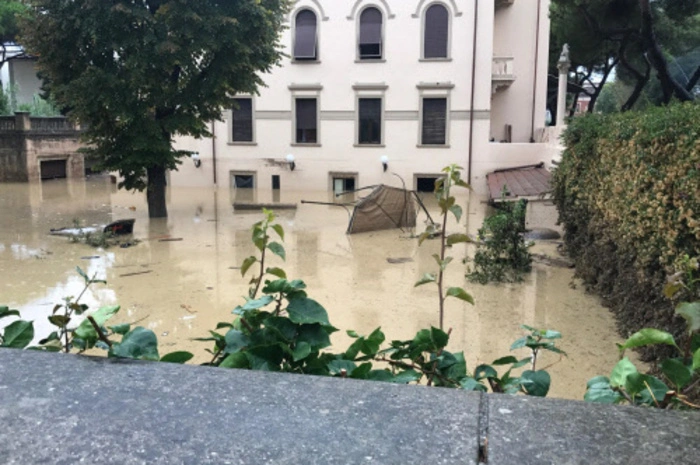 In der Ortschaft Montenero nahe Livorno kam ein weiterer Mann ums Leben. Eine weitere Person starb bei einem Verkehrsunfall in einem heftigen Gewitter.