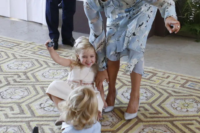 Prinzessin Leonore scherzte mit Prinz Nicolas herum.