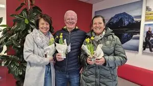 <strong>Monika und Josef Vock sowie Elisabeth Kerschbaumer holten sich im Regionalbüro Liezen Narzissen</strong>