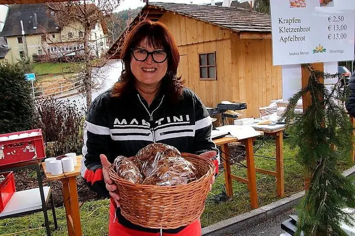 Es wurden ausschließlich heimische Produkte von Einheimischen angeboten: Von kulinarischen Spezialitäten wie Kletzenbrot oder Hauswürsteln über Kunsthandwerk bis hin zu diversen Bastelarbeiten war alles dabei.