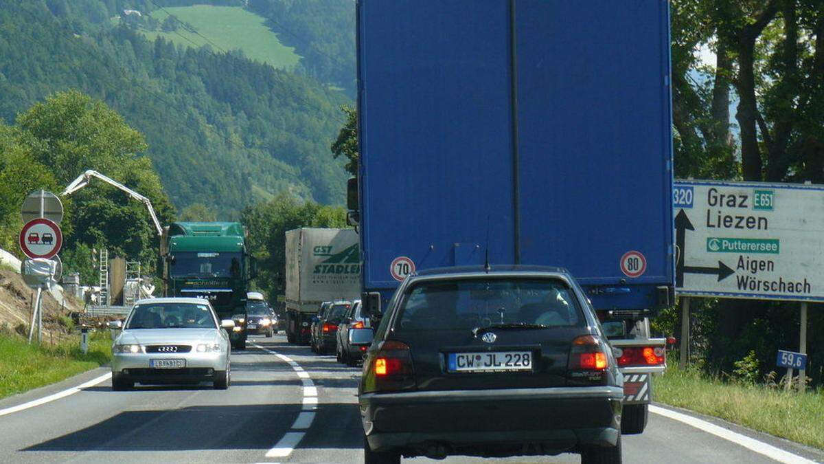 Der Lkw-Durchzugsverkehr auf der B 320 soll mit der Verordnung komplett auf die Autobahn verlagert werden