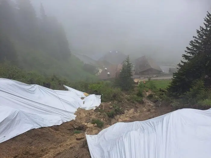 Folien sollen Wasser aus dem Hang ableiten