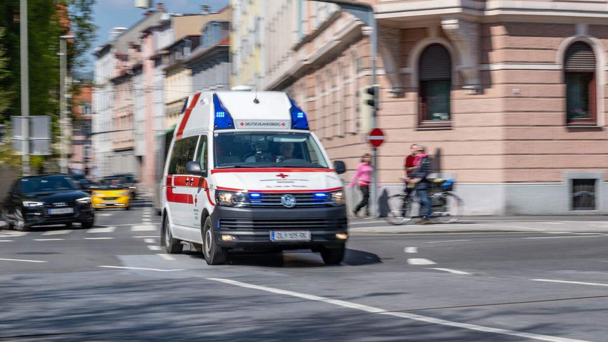 Ein Rettungswagen hatte den Motorradlenker nach seinen Angaben abgelenkt - er fuhr bei Rot in die Kreuzung und krachte gegen einen Pkw