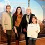 Barbara Pucker, Sara Schaar und Johanna Fercher und Schülerin der Nationalpark-Mittelschule Winklern mit Urkunde