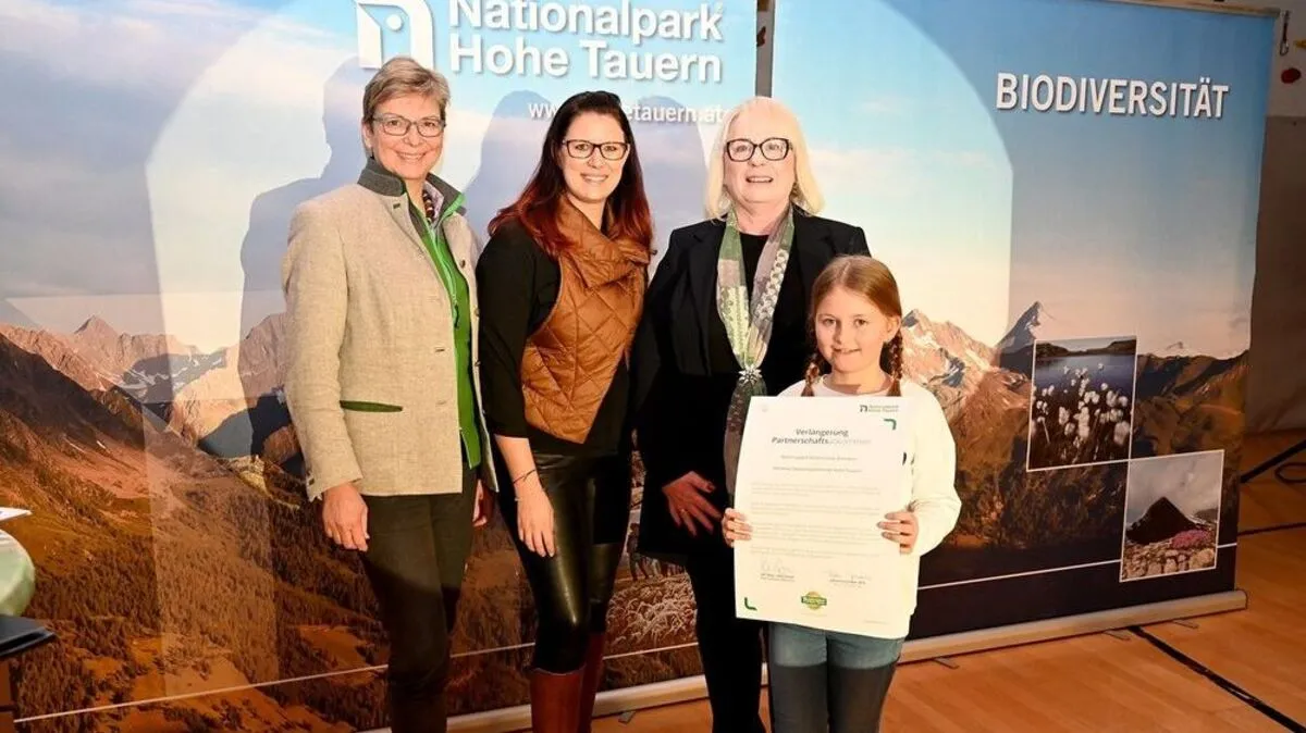Barbara Pucker, Sara Schaar und Johanna Fercher und Schülerin der Nationalpark-Mittelschule Winklern mit Urkunde