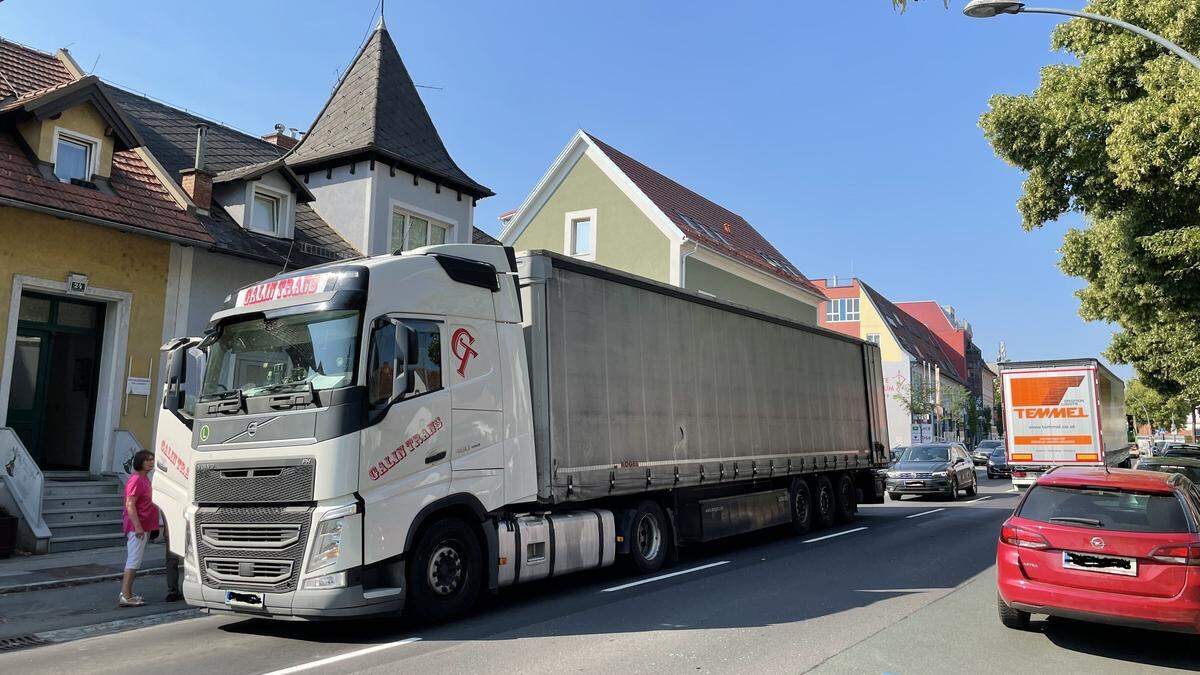 Ein Lkw versperrt die Fahrbahn auf der B 54