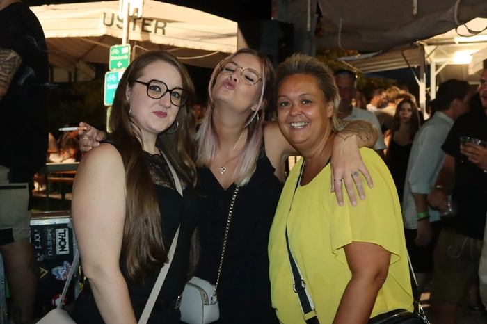 Je später der Abend, desto liebevoller die Gäste.