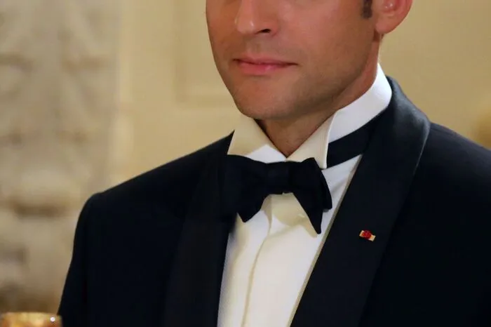 Wie immer gilt bei solchen Anlässen: Pokerface nicht vergessen! Sonst ist am Tag danach der Raum für Spekulationen ein breiter. Was mag sich Emmanuel Macron hier wohl gerade denken?