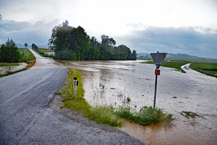 Begleitet wurden die Wassermassen immer wieder von regelrechten Schlammbergen, viele Felder sind regelrecht abgeschwemmt worden.
