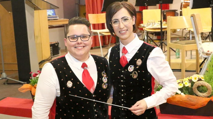 Mit einem kunterbunten Programm vom Marsch bis hin zur Polka lud am Samstag die Marktmusik Eberstein unter Obfrau Verena Pliemitscher und Kapellmeisterin Kathrin Bischof (von links) zum Frühlingskonzert in das örtliche Kulturhaus. 