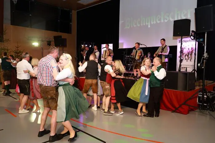 Im Hauptsaal wurde ordentlich gefeiert – dank den „Blechquetschern“ war die Stimmung top, es wurde getanzt, gesungen und gelacht.