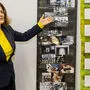 Ilse Geson-Gombos zeigt das Ergebnis des Schul-Projekts