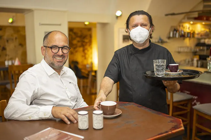 Dafür füllen sich die Kaffeehäuser langsam mit Leben. Zum Beispiel das "Île de France". Mario Kowalczyk serviert den ersten Kaffee.