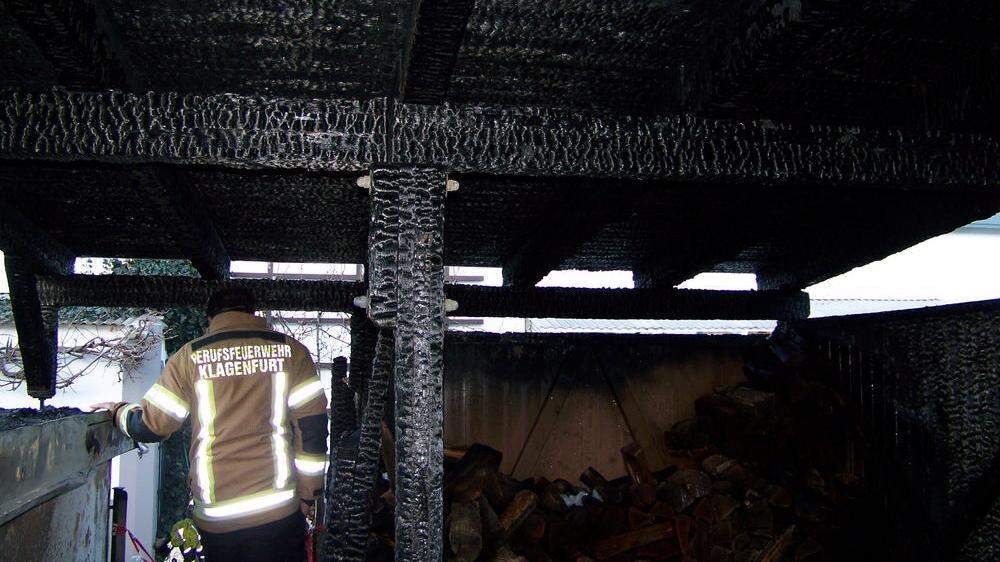 Auch eine Gartenhütte wurde in Brand gesteckt