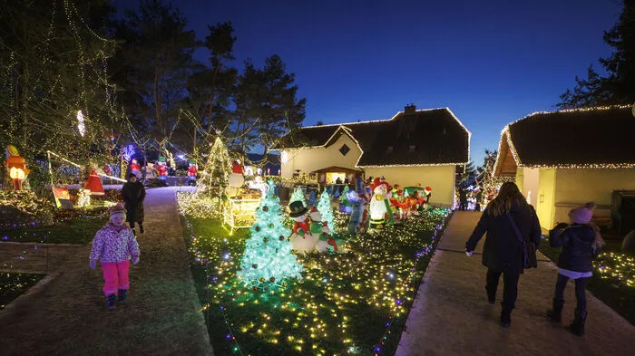 800.000 LED-Leuchten und 200 Leuchtfiguren bringen das Weihnachtshaus Bad Tatzmannsdorf zum Strahlen