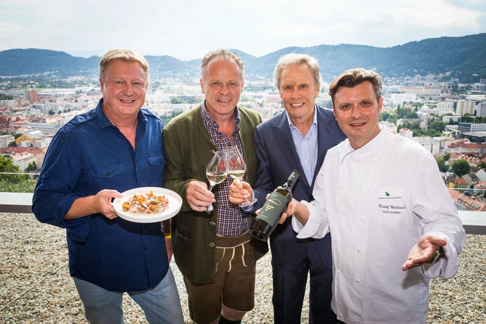 500 Flaschen davon bekam ein anderer Freund von Kraus: Franz Grossauer darf den Kraus-Tement-Wein nun in seinen Lokalen ausschenken. Und Schwiegersohn Christof Widakowich ...