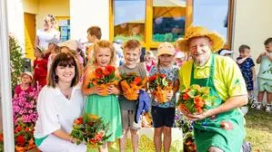 Bild aus dem Vorjahr: Nach einem Monat kommt Gärtner „Flori“ zu Besuch in den Kindergarten