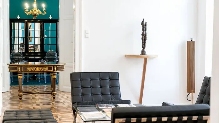 In Graz-Geidorf hat es sich der Bauherr zum Ziel gesetzt, die Altbauwohnung, die einst seine Großeltern bewohnt haben, neu zu gestalten. „Alt und neu“ ist das Motto, welches der Modernisierung zu Grunde liegt. Man kann es in jedem einzelnen Raum entdecken.