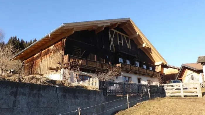 Beim Osttiroler Einhof "Bacherhof" wurde das Dach neu eingedeckt
