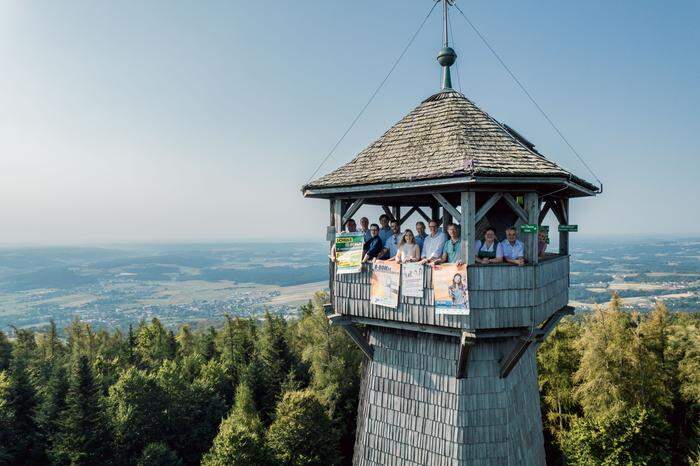 Auf der Ringwarte für den sinnbildlichen guten Überblick über das Bildungsangebot in der Region