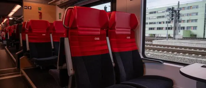 Leere Sitzreihen in einem Interregio-Zug der ÖBB